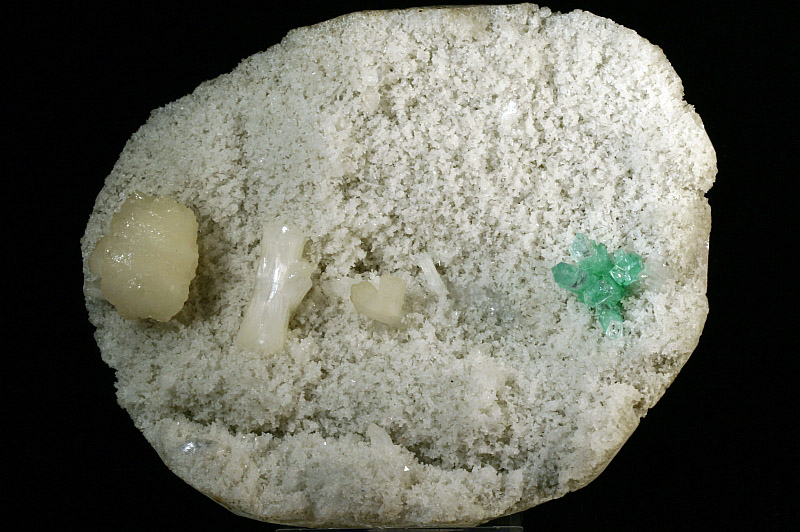 Apophyllit mit Stilbit und Heulandit auf Quarz